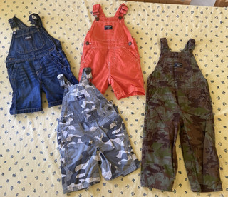 4 Paia di salopette Oshkosh B'Gosh taglia 24 mesi 3 pantaloncini 1 lunghi usati