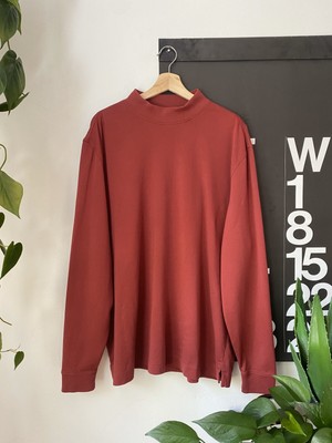 burgundy red t shirt