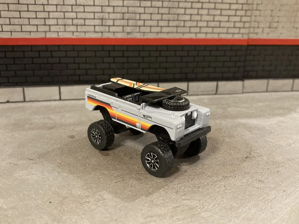 Hot Wheels Land Rover Series II levantadas 4x4 caminhão fundido personalizado off road em escala 1/64 - Imagem 3 de 4