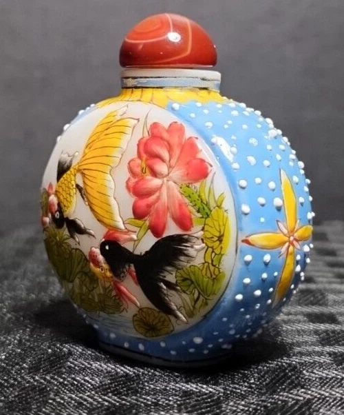 Botella de tabaco bellamente pintada de peces amarillos y negros Foto 2 de 4