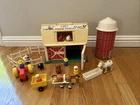 VTG Fisher Price Little People Family Farm Barn and Silo #915 Figures Complete