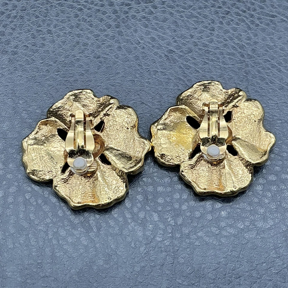 Pendientes con clip de flores esmaltadas rosa tono dorado texturizado centro llamativo mujer 2" Foto 2 de 4