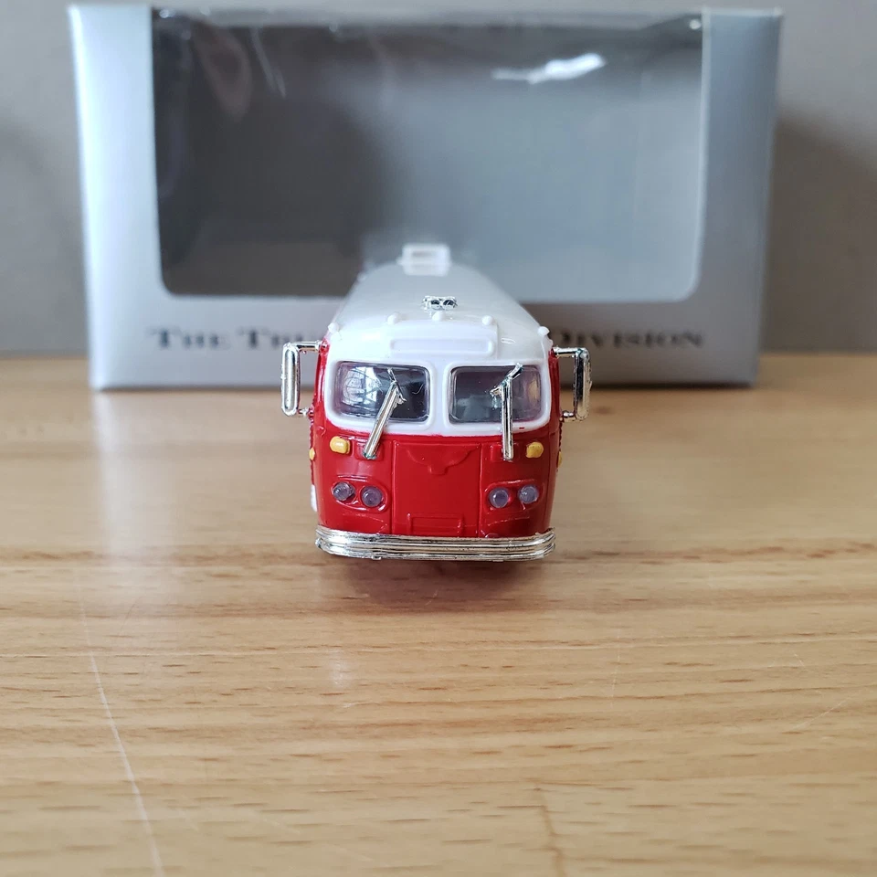 American Precision Models 1951 Flxible Visicoach Bus 1:87 Red - Image 4 of 4