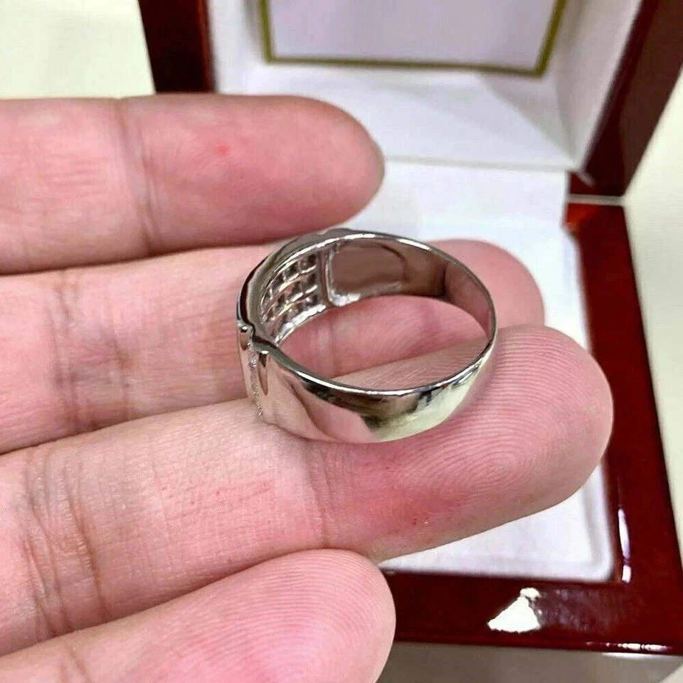 Alianza de boda de diamantes creados en laboratorio de corte redondo de 3 quilates enchapada en oro blanco de 14 quilates para hombre Foto 3 de 4