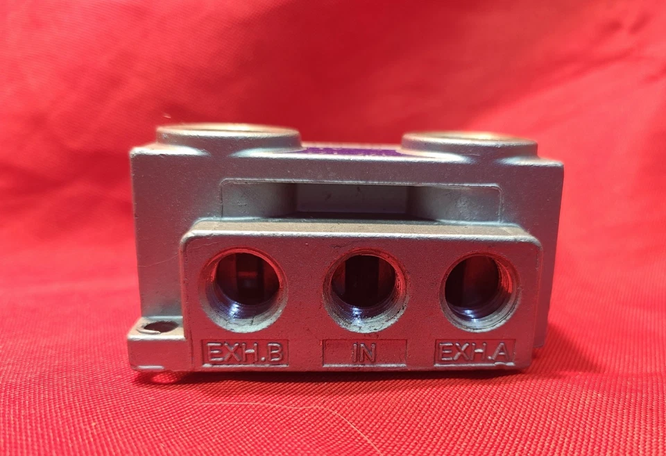 Válvula direcional Bimba Mead pneumática Nova 4 vias N2-DCD 120VAC, 5 portas, 2 parafusos prisioneiros. - Imagem 3 de 4