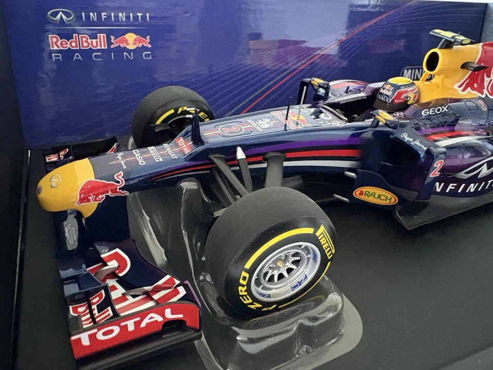 Minichamps 1/18 Mark Webber 2013 Red Bull RB9 Showcar  - Image 2 of 4
