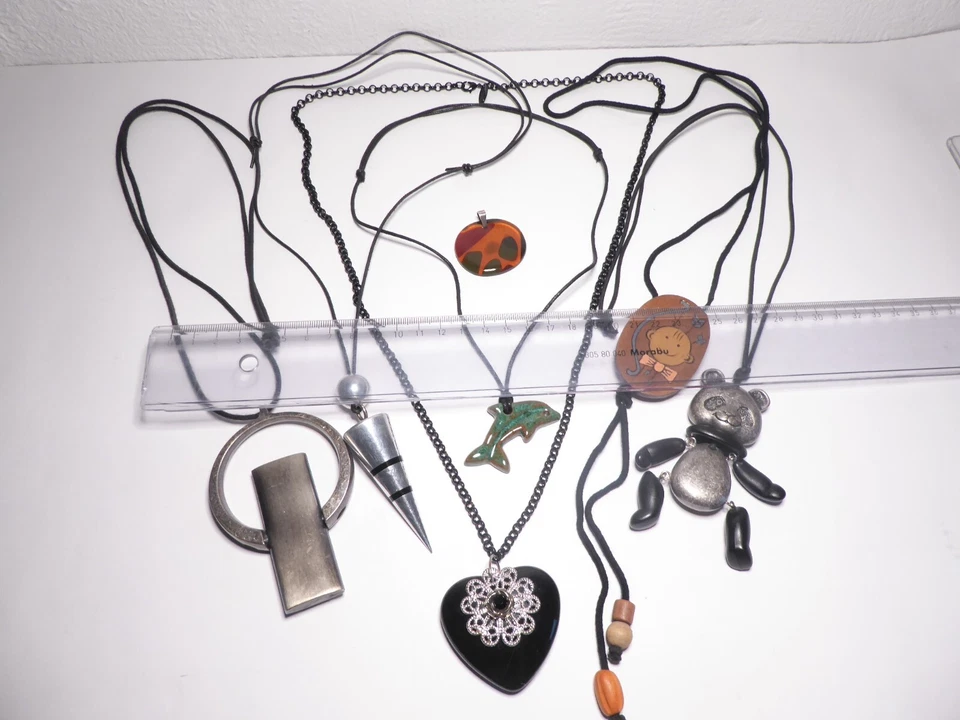 Konvolut Schmuck Anhänger an Bändern Symbole Herz Panda Delphin Metall Holz 160g - Bild 4 von 4