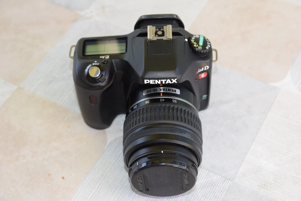 Pentaxdigital-Kamera ist D L-Objektiv SMC PENTAX-DA L 1:3.5-5.6 18-55mm AL