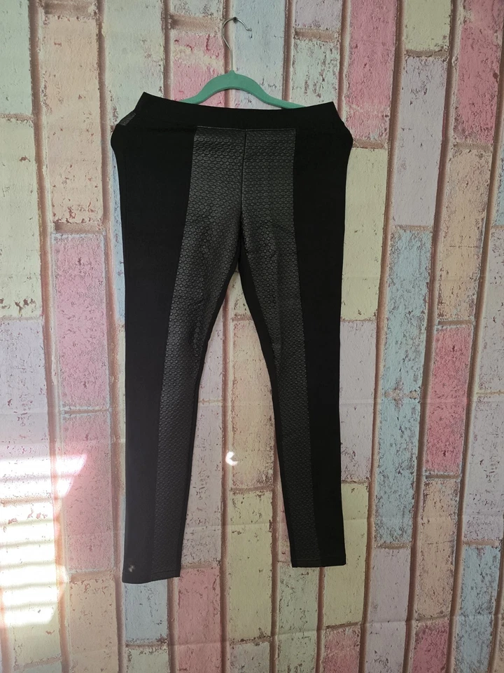 HUE 纹理人造革 Ponte 紧身裤 S 码黑色全新带标签 #2053 — 第 2/4 张图片