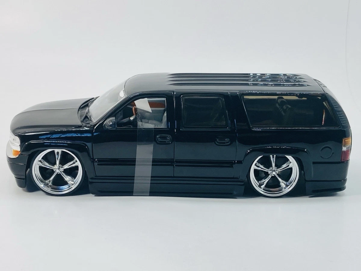 Chevrolet Suburban 1:24 Contemporary Manufacture Diecast Cars