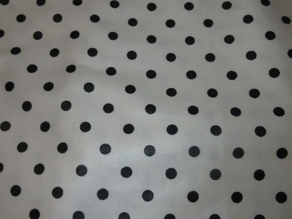 Tela de 1 1/2 yardas 5TH AVENUE DESIGNS tinte de IVA de colección 1987 blanco con lunares negros Foto 2 de 2