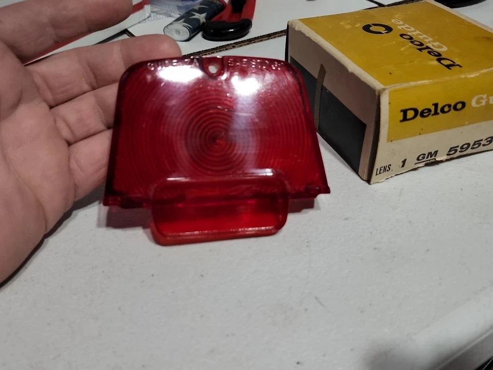 Chevrolet Nova Wagon 1962-64 nos diestro o izquierdo lámpara trasera lente GM # 5953458 OEM Foto 2 de 4