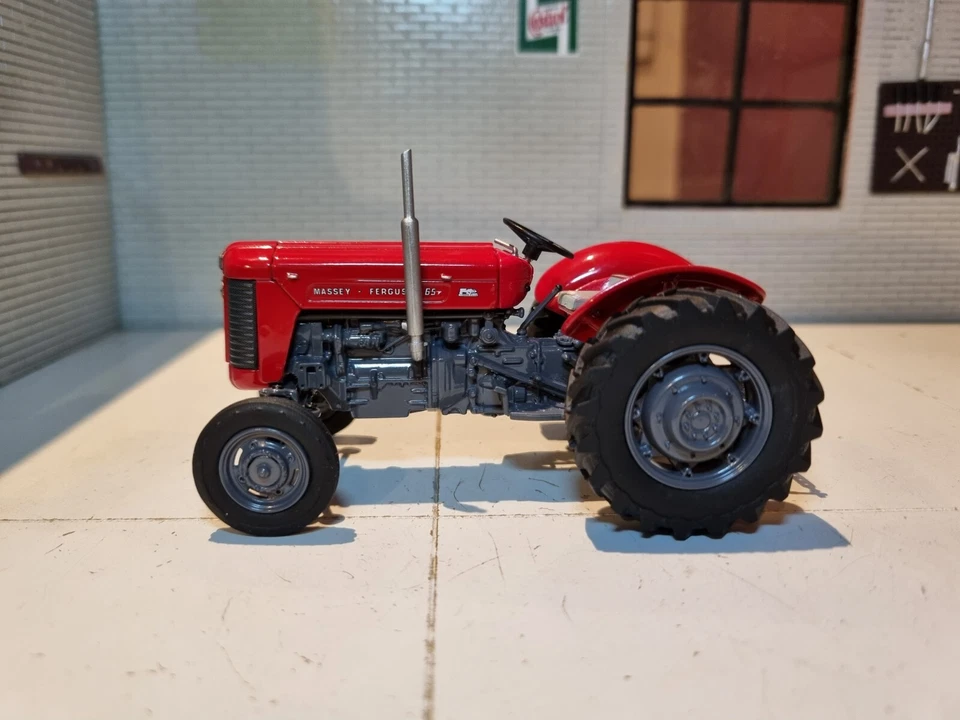 Massey Ferguson MF65 Tractor 1957 1965 1:32 Scale Classic Model Boxed UH6433 - Image 4 of 4