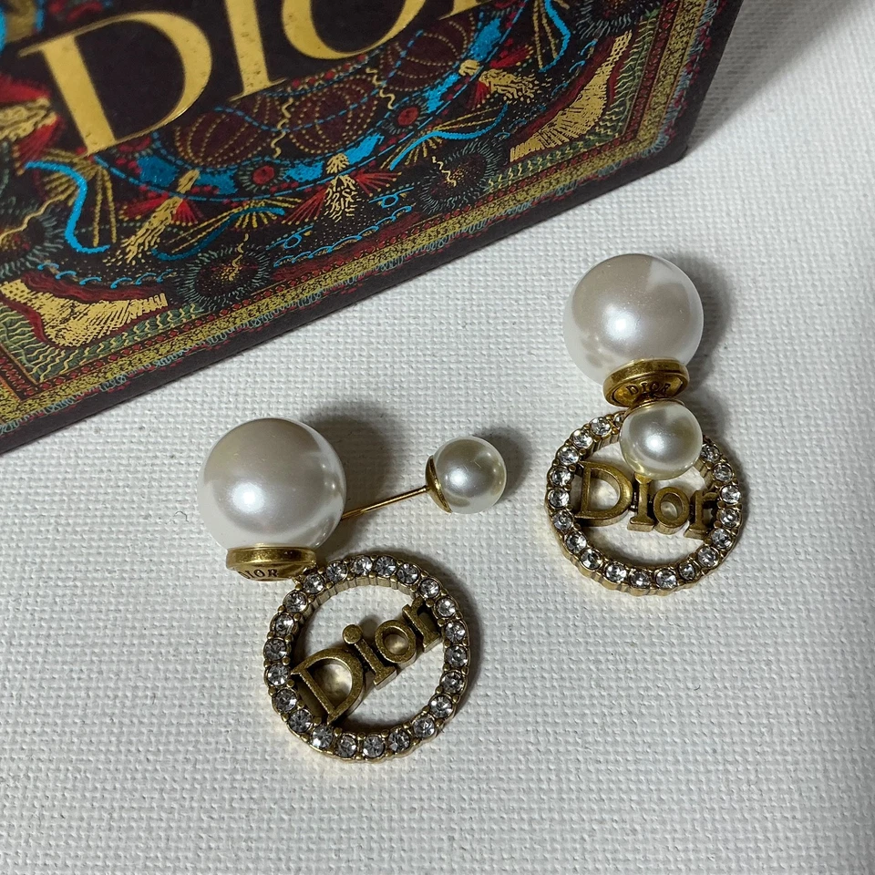 Pendientes Dior con logotipo de oro y perlas Foto 2 de 3