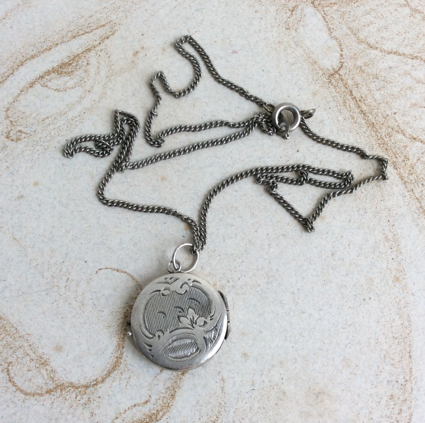 PetitMédaillonReliquairePendentifOuvrantArgentXIXèmeetsaChaineenMétal