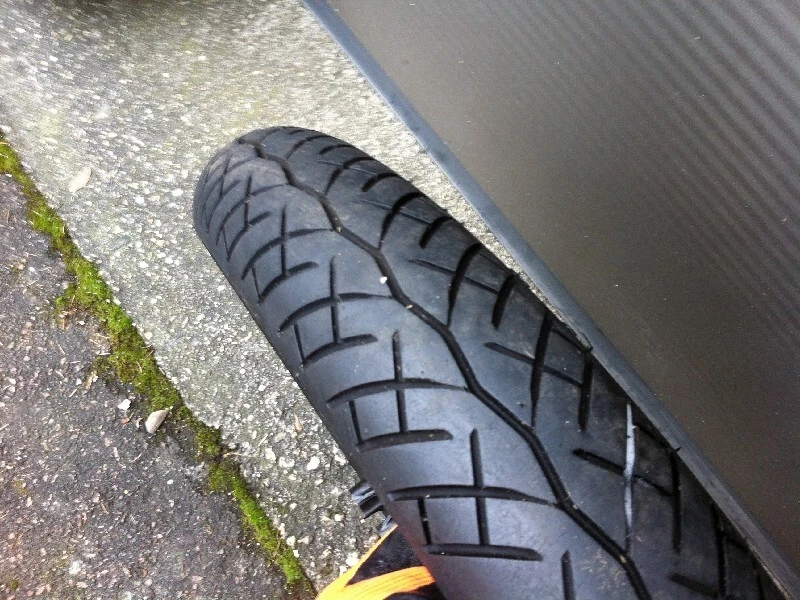 Llanta delantera con neumáticos Bridgestone Battlax Honda CBX 650 E Nighthawk RC13 Foto 3 de 3