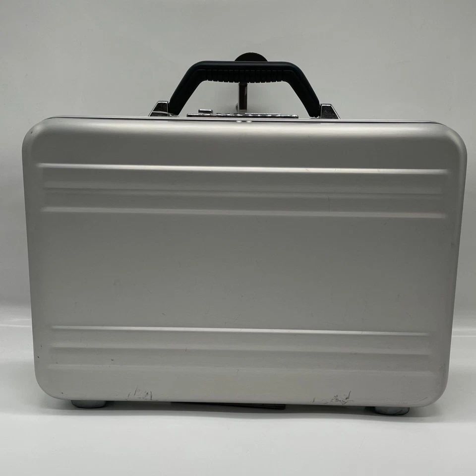 Bolso de negocios Zero Halliburton de aluminio con cierre de esfera plateado Foto 2 de 4