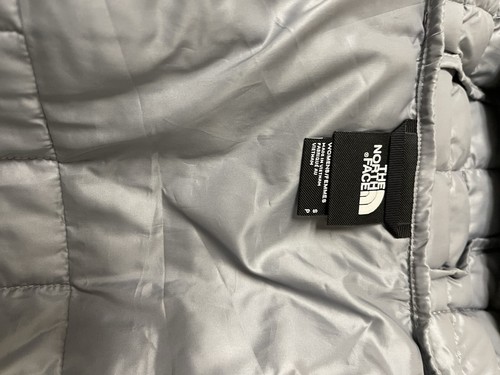 Neu mit Etikett brandneu THE NORTH FACE ThermoBall Eco isolierter Damenparka mit Kapuze – grau - Bild 17 von 20