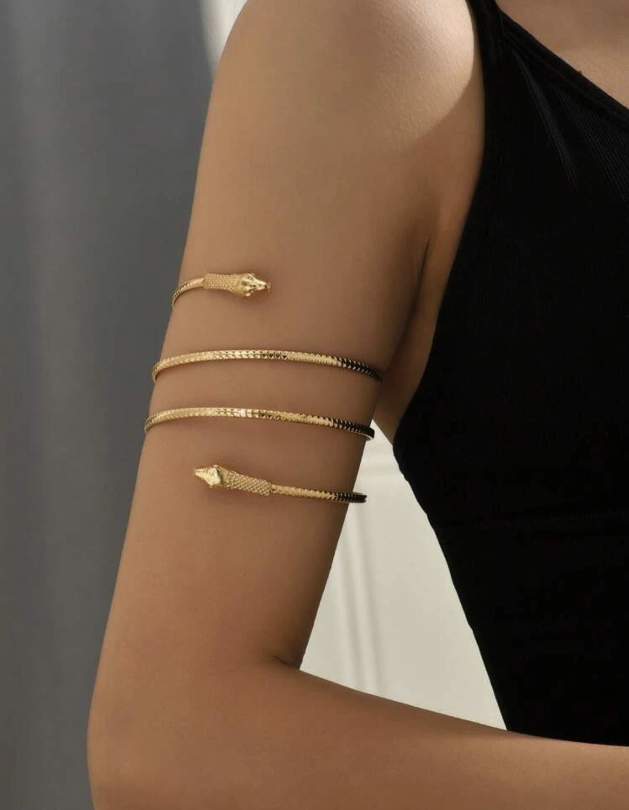 Bijoux serpent doré en jonc rigide pour sublimer vos tenues de soirée chic