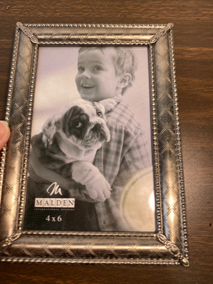 Marco de fotos de metal Malden diseño de cruz entrecruzada de 4"x 6" y caballete de cuentas plateadas bonito Foto 2 de 4