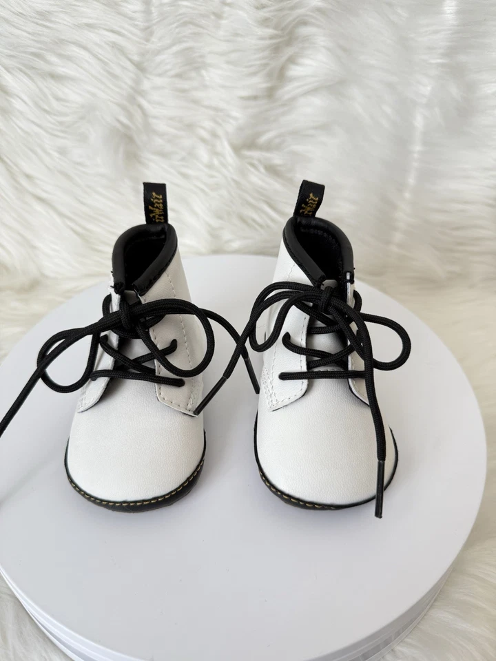 Botas de cuna Doc Martens 1460 blancas con cordones talla 2 de EE. UU. Foto 2 de 4