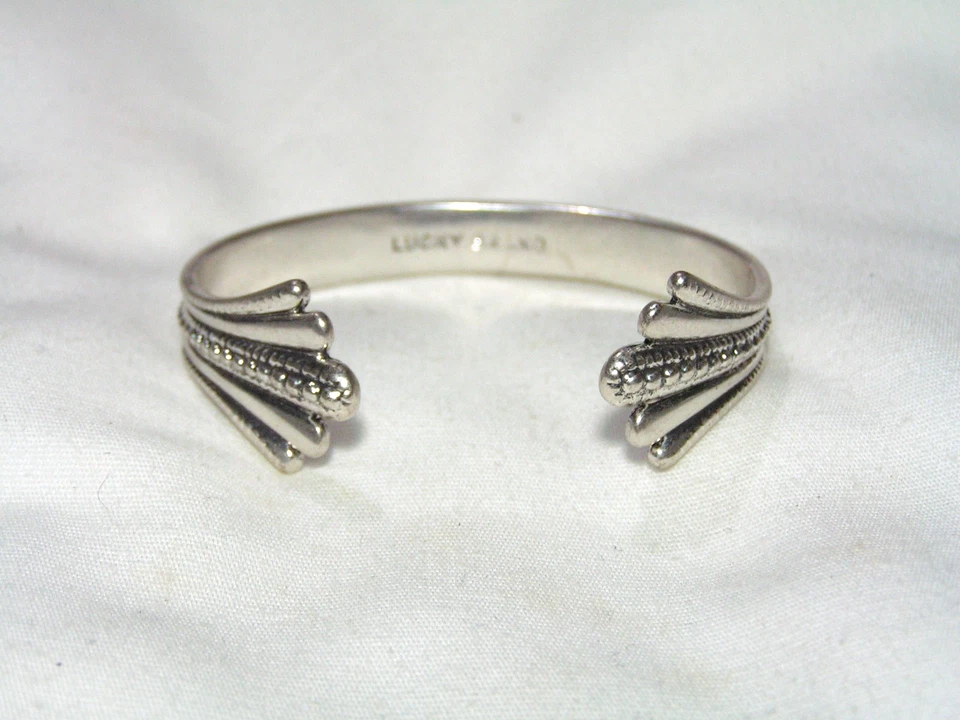 ...LUCKY BRAND...Brazalete Brazalete Extremos Diseño Abanqueado Tono Plateado... Foto 2 de 4