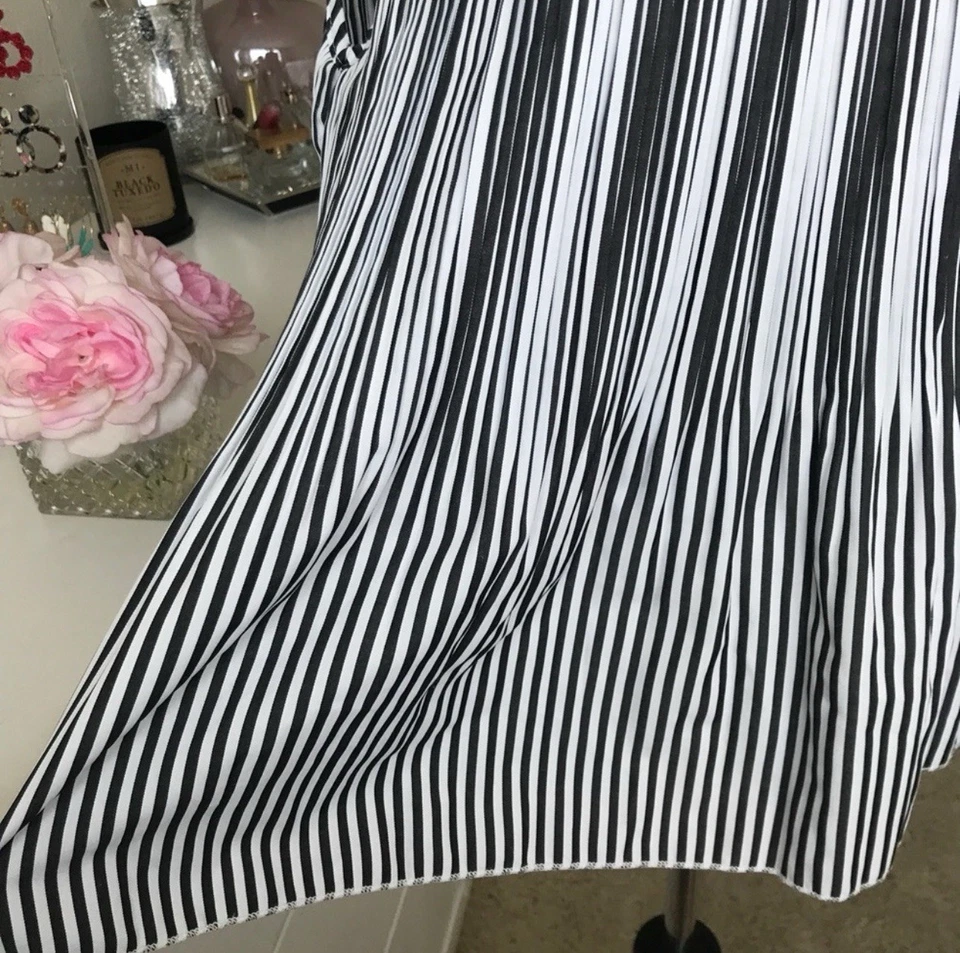 Blusa Camisa Top HYFVE Para Mujer Pequeña Plisada Cuello Simulado Sin Mangas Gris Blanco Foto 4 de 4