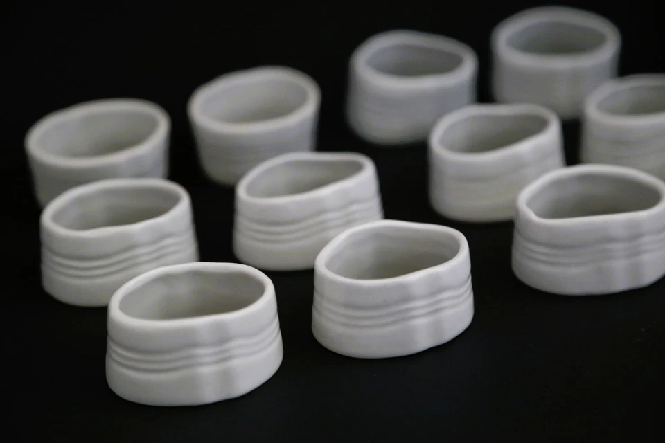 Anillos de servilletas vintage Le Claire blancos en relieve de Gibson Designs, 2001 Foto 4 de 4