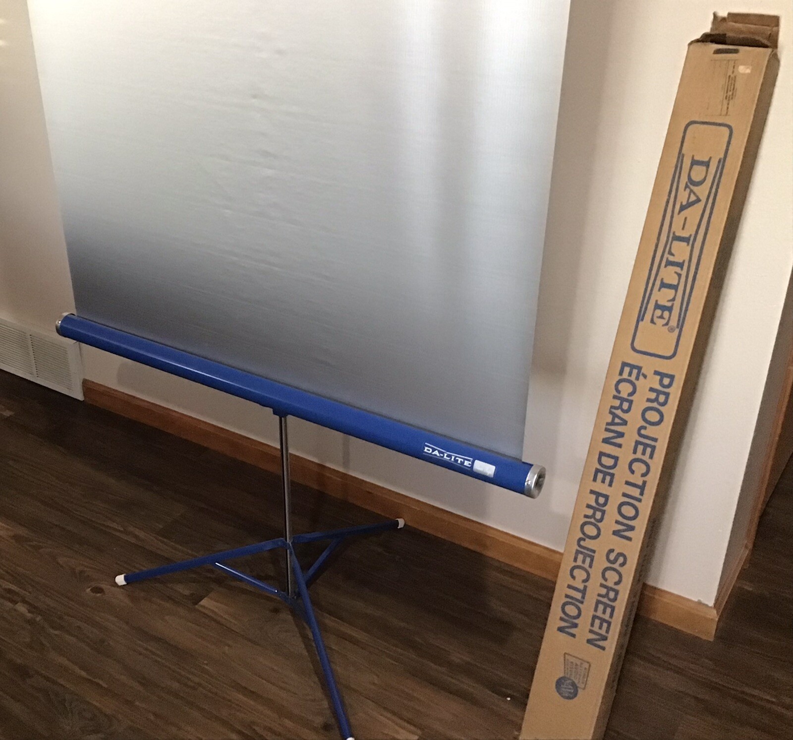 VINTAGE DA LITE SILVER FLYER 40 x 40 PROJECTION SCREEN TRIPOD STAND and