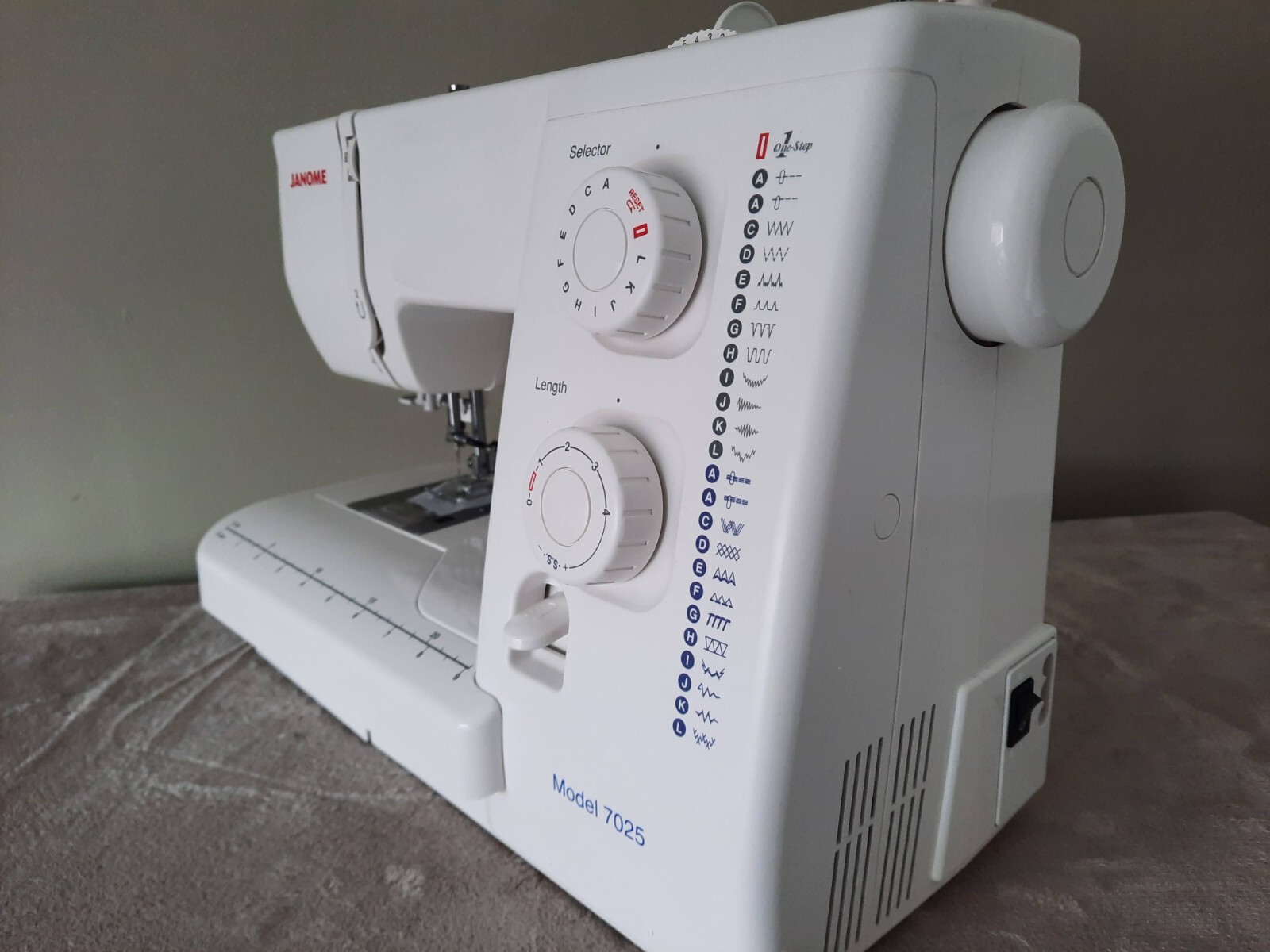 Janome 7025 Beginner Sewing Machine White eBay
