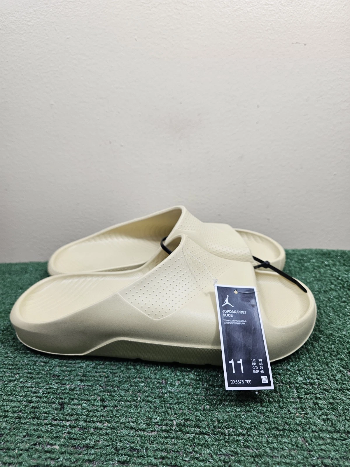 NUOVI sandali Nike Air Jordan da uomo taglia 11 post slides squadra oro DX5575 700