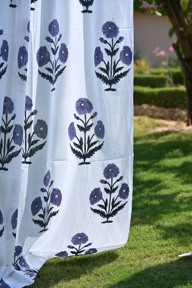 Juego de 2 paneles de cortina de algodón indio con estampado de bloques de mano púrpura Foto 2 de 4