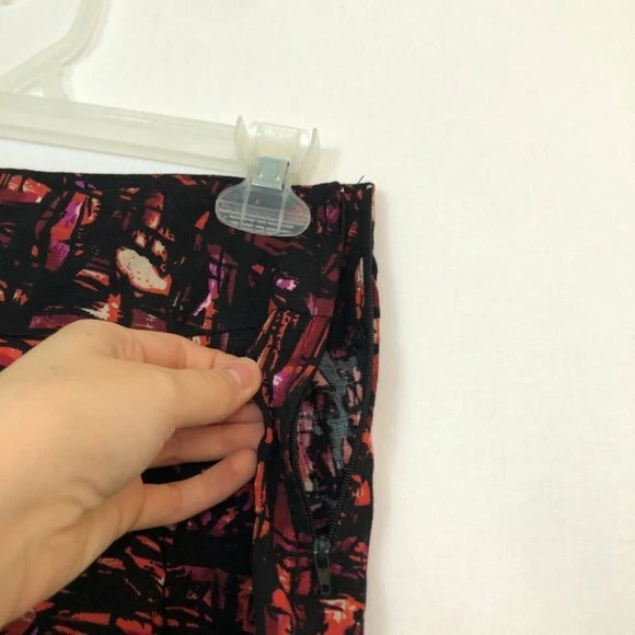 Bermuda FOREVER 21 preta rosa tribal asteca boho geométrica cintura alta pequena - Imagem 4 de 4