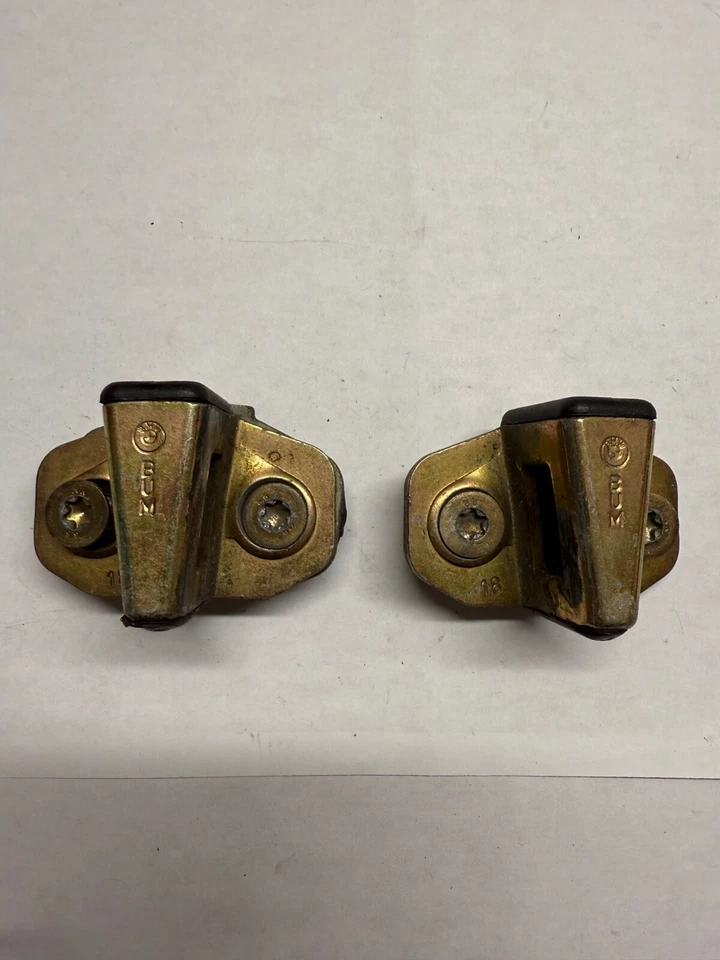 BMW E30 316 316i 318i 318is 320i Latch Striker 51211936615 JUEGO DE 2 USADOS OEM Foto 2 de 4