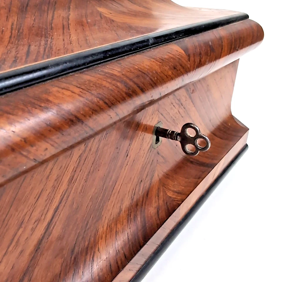 Antigua caja de costura victoriana de mediados del siglo XIX y accesorios de costura llave Foto 4 de 4