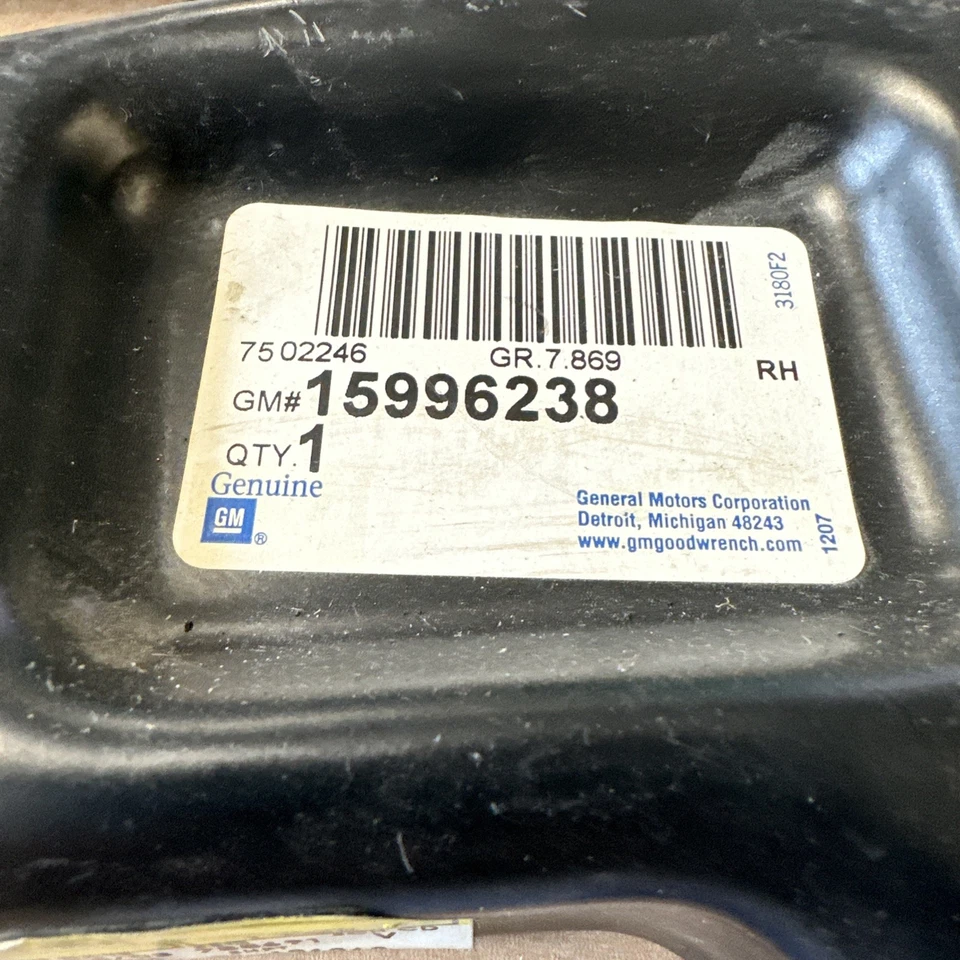 Soporte Original GM 15996238, Barra de Imp de Parachoques Trasero Foto 2 de 3