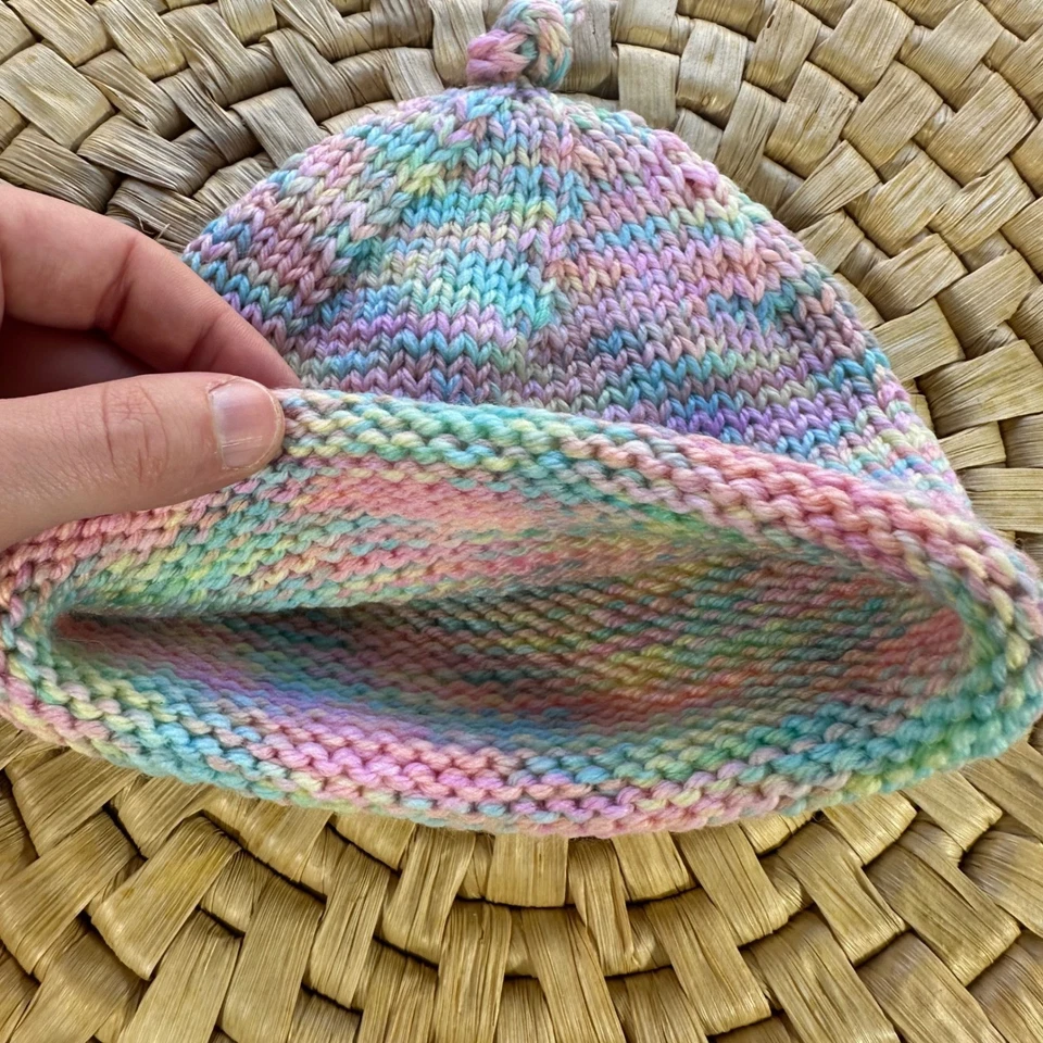 Gorro de malha bebê arco-íris cores pastel boné recém-nascido nó superior gorro - Imagem 3 de 4