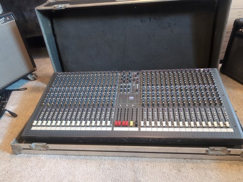 Soundcraft Spirit LX7 32-Channel / 7-Bus Mixer Console With Flight Case