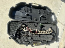 HOYT DOUBLE XL COMPOUND BOW with PLANO CASE and 12 ARROWS and case 