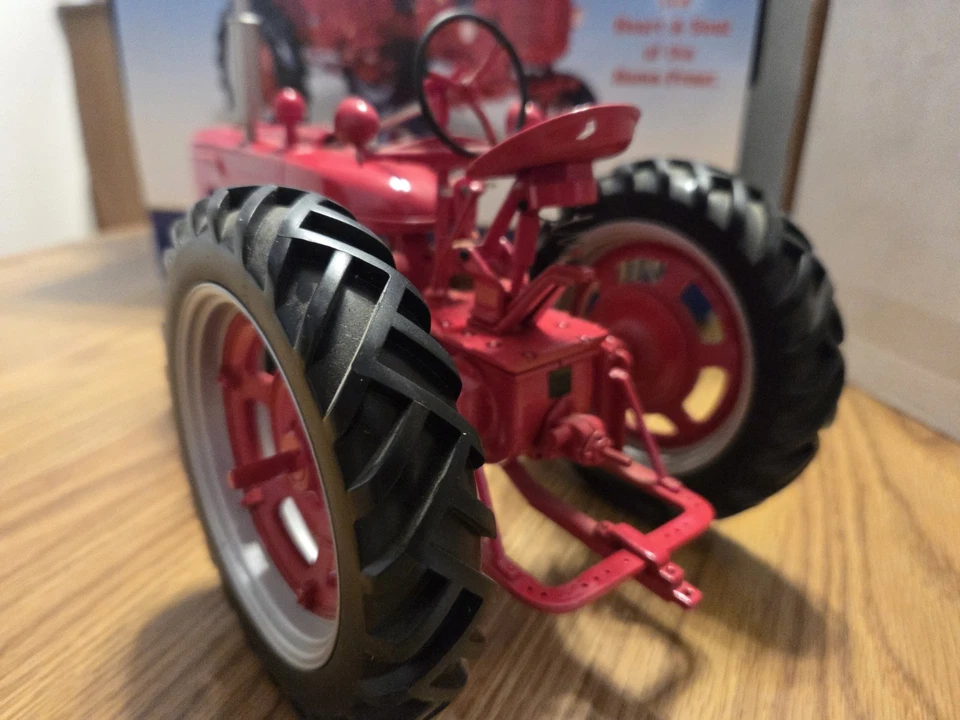 Precision Die-Cast Model IH Farmall H Tractor from Franklin Mint - Image 3 of 4