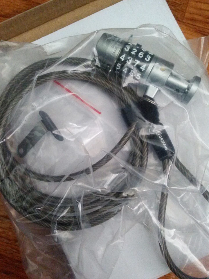 Nuevo Funda Griffin GB02533 Tech Safe Bloqueo + Cable iPad2 Negra - Precio de venta sugerido por el fabricante 79,99 Foto 4 de 4