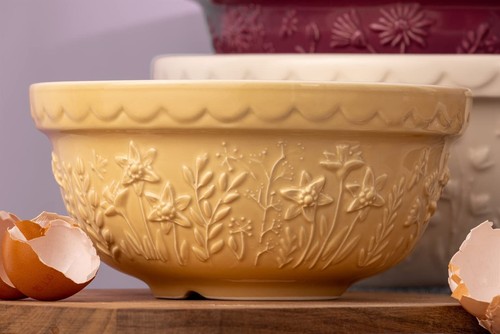 Mason Cash In The Meadow S30 (1.25 Qt) Mixing Bowl | Daffodil - Picture 5 of 6