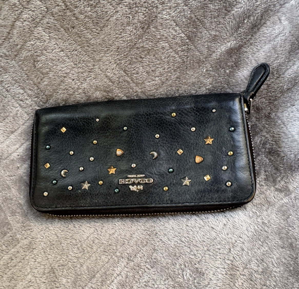 小物 COACH Studded Leather Zip Around Wallet COACH Women's Black Zip-Around Wallet, Studded Star Theme, Card
