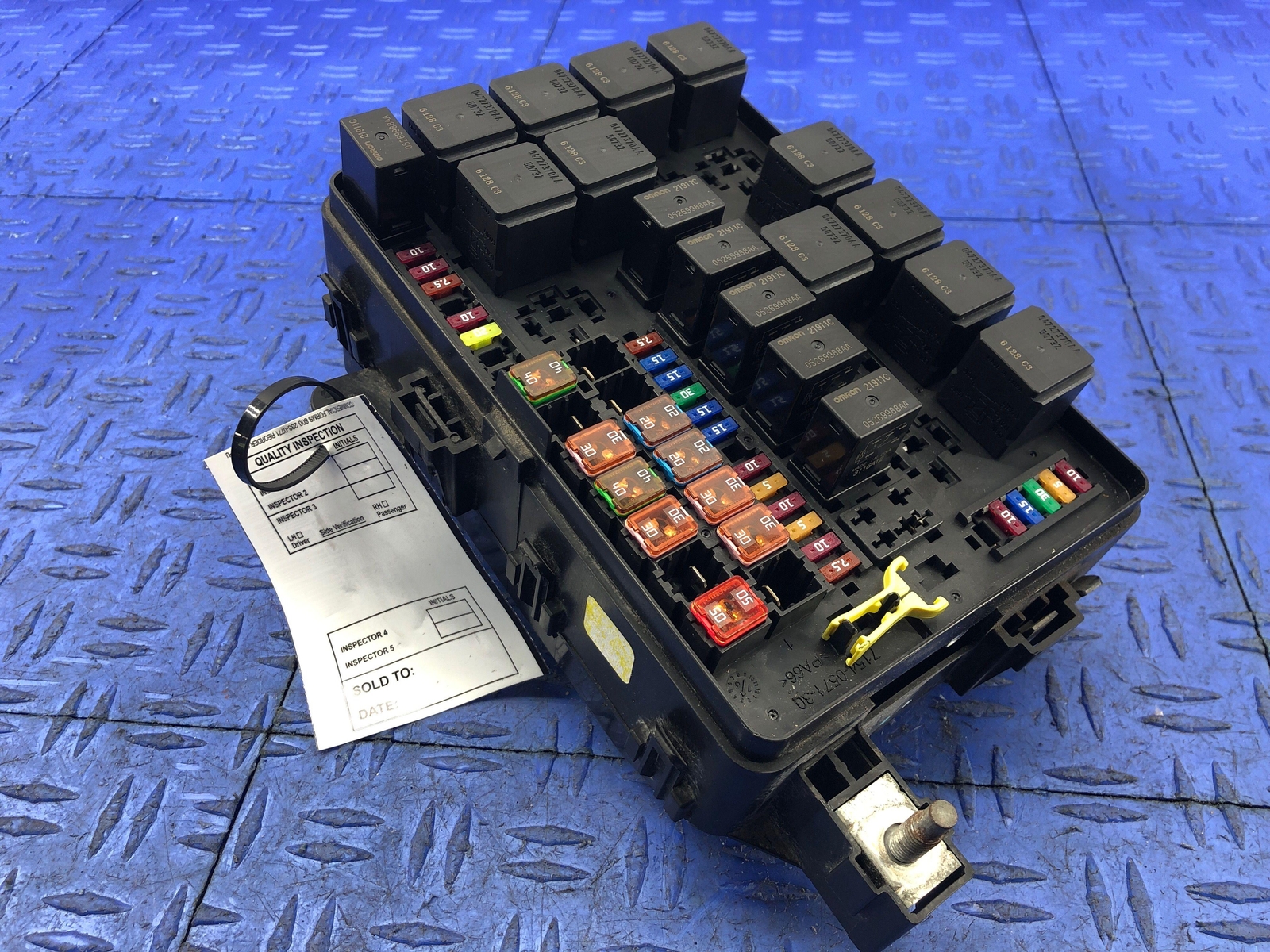 2017-2021 MASERATI QUATTROPORTE 3.0L ENGINE BAY FUSE BOX 670036388 OEM 2018 2019
