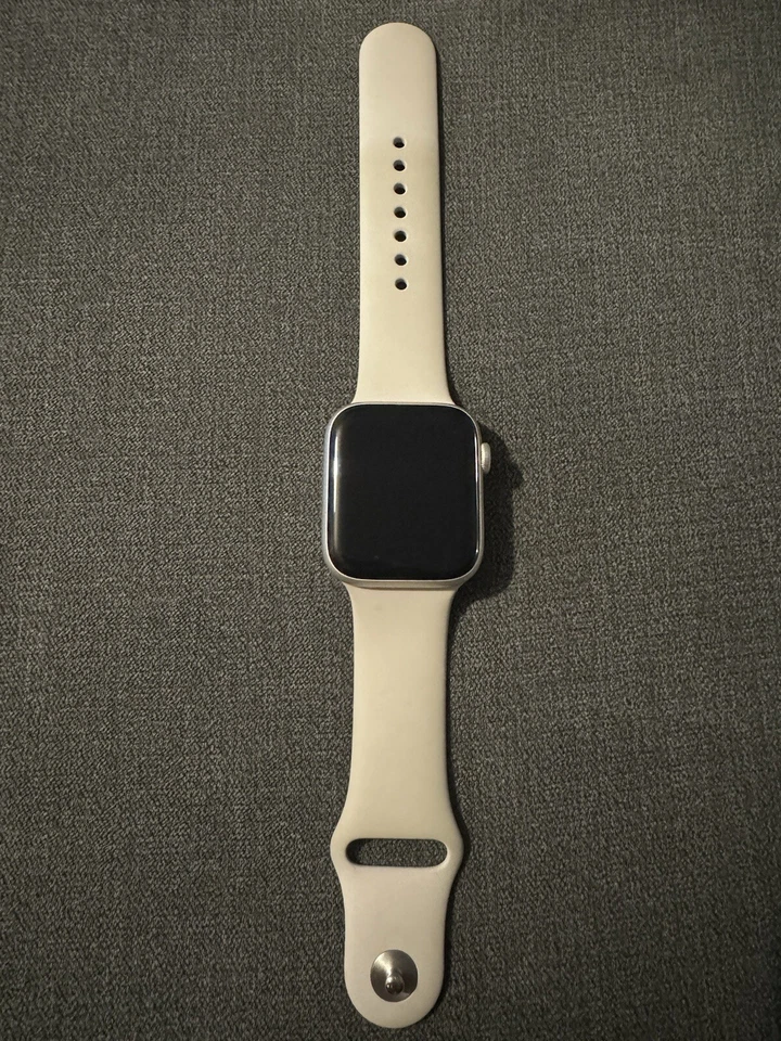 Apple Watch SE GPS 44mm Gold Aluminium Case Starlight Sport Band Regular, photo 2 of 5