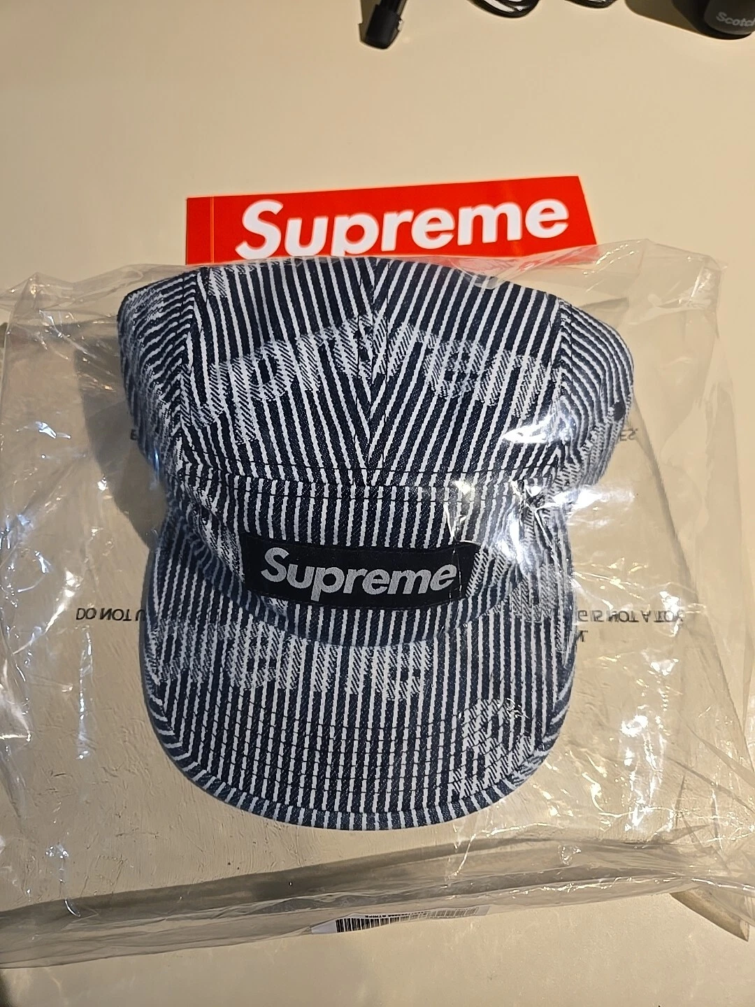 SUPREME DENIM CAMP CAP CAP STRIPE OS (100 % AUTHENTIQUE) FLAMBANT NEUF SS24 SEMAINE 15