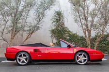 Miniature Ferrari Mondial 1983 Cabriolet – Ixo Boîte Cristal – Collection 1/43