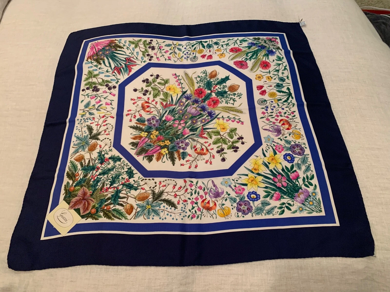 Foulard vintage GUCCI V. Accornero motif floral 100% soie 34