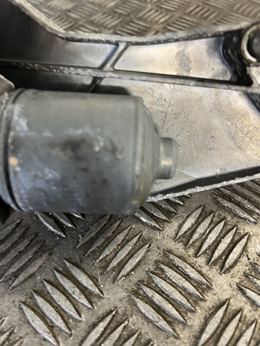 2006 MERCEDES E320 W211 FRONT WINDSCREEN WIPER MOTOR & LINKAGE A2118201040 - Picture 4 of 4