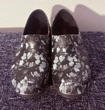 Crocs Neria Pro II Women Black Floral Slip Resistant Clog Black Sz 8